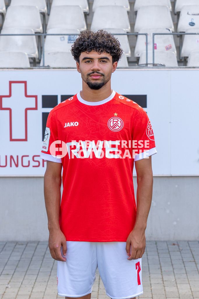 Rot-Weiss Essen; 3. Liga, Portraettermin 2026/2027, Foto: Eibner-Pressefoto/Fabian Friese | Aiman Dardari (Rot-Weiss Essen, #07),Rot-Weiss Essen; 3. Liga, Portraettermin 2026/2027, Foto: Eibner-Pressefoto/Fabian Friese - Realisiert mit Pictrs.com