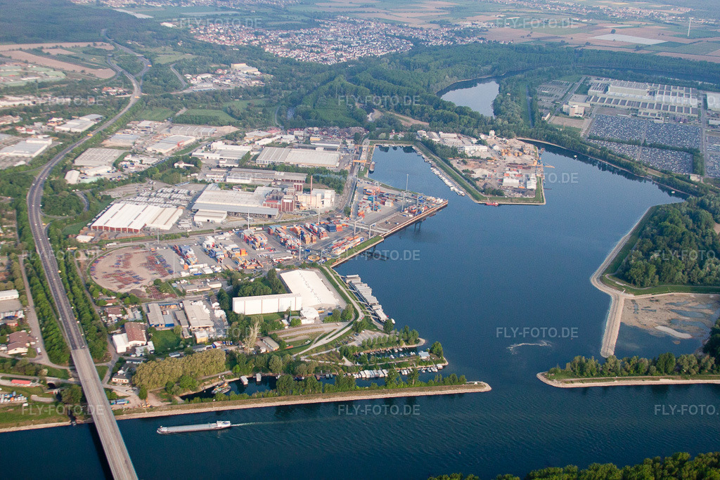 Luftbild: Rheinhafen und Einfahrt zum Hafen Germersheim in Germersheim im Bundesland Rheinland-Pfalz in Deutschland. Foto: IMG_40410.jpg vom 24.04.2011 durch Werner Riehm/FLY-FOTO.de