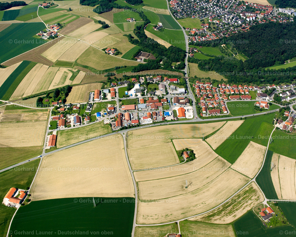 2600268 | HECKETSTALL 09.06.2006 Landwirtschaftliche Nutzflächen und Feldgrenzen  umsäumen das Siedlungsgebiet des Dorfes in Hecketstall im Bundesland Bayern, Deutschland // Agricultural land and field boundaries surround the settlement area of the village  in Hecketstall in the state Bavaria, Germany Foto: Gerhard Launer