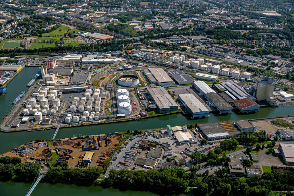 4050025 | Der Hafen Gelsenkirchen liegt am Rhein-Herne-Kanal. Umschlagplatz für Mineralölprodukte und zweitwichtigster Binnenhafen für Getreide in Nordrhein-Westfalen.