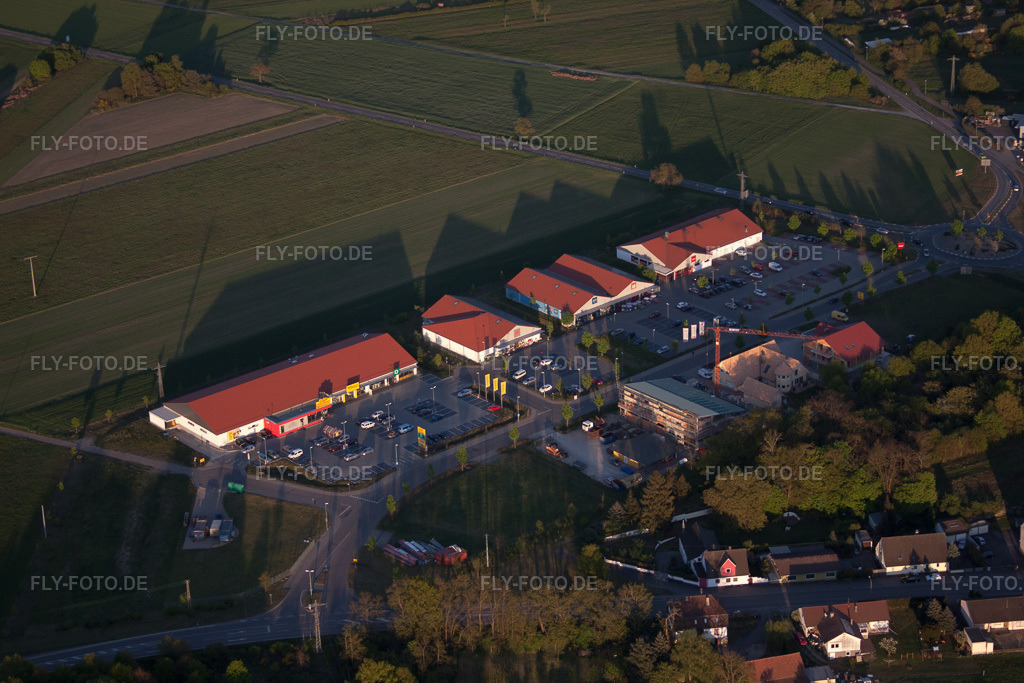 Luftbild: Einkaufszentrum Mühläcker an der frz. Grenze mit NETTO; ROSSMANN, PENNY, TEDi im Ortsteil Neulauterburg in Berg im Bundesland Rheinland-Pfalz in Deutschland. Foto: IMG_64431.jpg vom 17.04.2014 durch Werner Riehm/FLY-FOTO.de