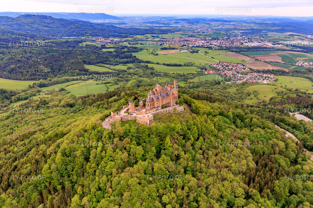 Burg Hohenzollern https://www.burg-hohenzollern.com/ | Luftbild: Burg Hohenzollern https://www.burg-hohenzollern.com/ im Ortsteil Zimmern in Bisingen im Bundesland Baden-Württemberg in Deutschland. Foto: IMG_114674.jpg vom 31.05.2019 durch Werner Riehm/FLY-FOTO.de - Realisiert mit Pictrs.com