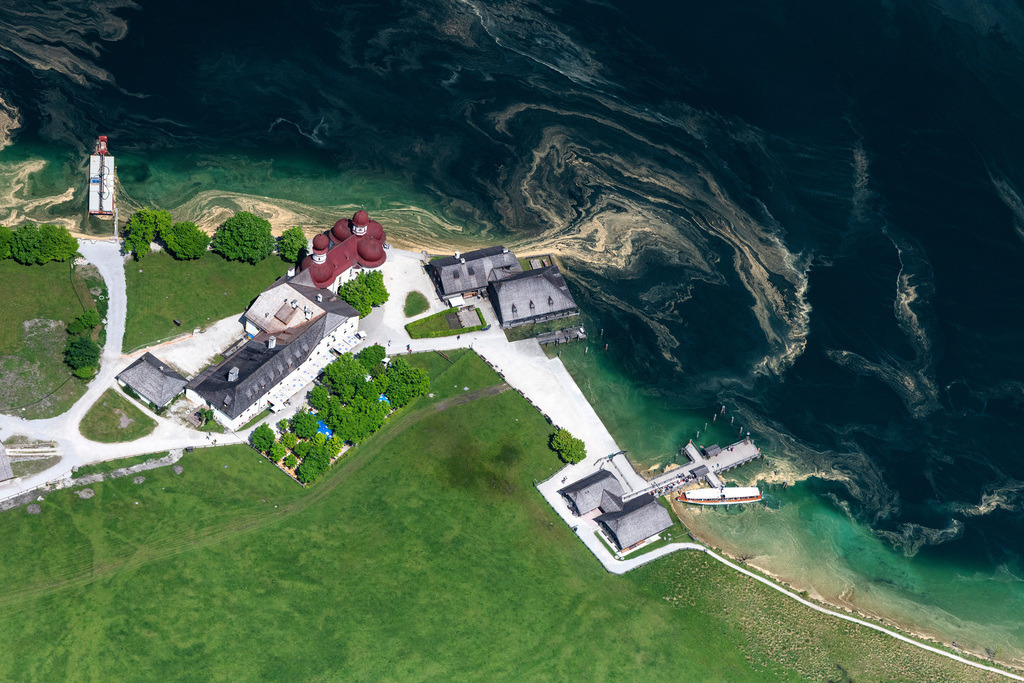 dr__0097410.jpg | SCHöNAU AM KöNIGSSEE 19.05.2022 Kirchengebäude der Kapelle Wallfahrtskirche St.Bartholomä am Königsee an der Straße Kessel-St Bartholomä in Schönau am Königssee im Bundesland Bayern, Deutschland. // Churches building the chapel Wallfahrtskirche St.Bartholomae on Koenigsee on street Kessel-St Bartholomae in Schoenau am Koenigssee in the state Bavaria, Germany. Foto: Daniel Reiter