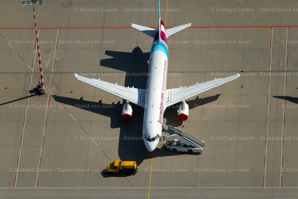 4023386 | STUTTGART 15.04.2020 Krisen- und Pandemie bedingt abgestellte Passagierflugzeuge der Fluggesellschaften Lufthansa und eurowings auf der Parkposition - Abstellfläche auf dem Flughafen in Stuttgart während des Corona Lockdown im Bundesland Baden-Württemberg, Deutschland. Weiterführende Informationen bei: Deutsche Lufthansa Aktiengesellschaft,  Flughafen Stuttgart GmbH,  Lufthansa Technik AG,  eurowings. // Passenger aircraft parked due to the crisis and pandemic on the parking position - parking area at the airport in Stuttgart during the corona lockdown in the state Baden-Wuerttemberg, Germany. Further information at: Deutsche Lufthansa Aktiengesellschaft,  Flughafen Stuttgart GmbH,  Lufthansa Technik AG,  eurowings. Foto: Gerhard Launer