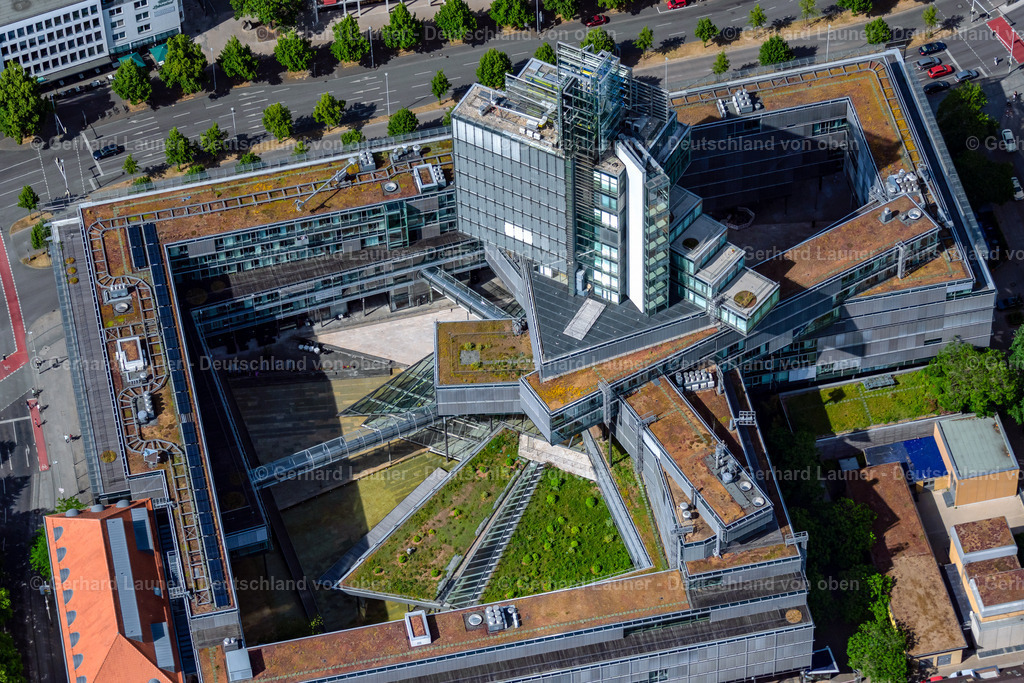 4031012 | HANNOVER 02.06.2020 Banken- Verwaltungsgebäude des Finanzdienstleistungs- Unternehmens der NORD/LB Norddeutsche Landesbank Girozentrale am Friedrichswall im Ortsteil Südstadt-Bult in Hannover im Bundesland Niedersachsen, Deutschland. Erbaut nach dem Entwurf der Behnisch Architekten. // Banking administration building of the financial services company of NORD/LB Norddeutsche Landesbank Girozentrale on Friedrichswall in the district Suedstadt-Bult in Hannover in the state Lower Saxony, Germany. Foto: Gerhard Launer