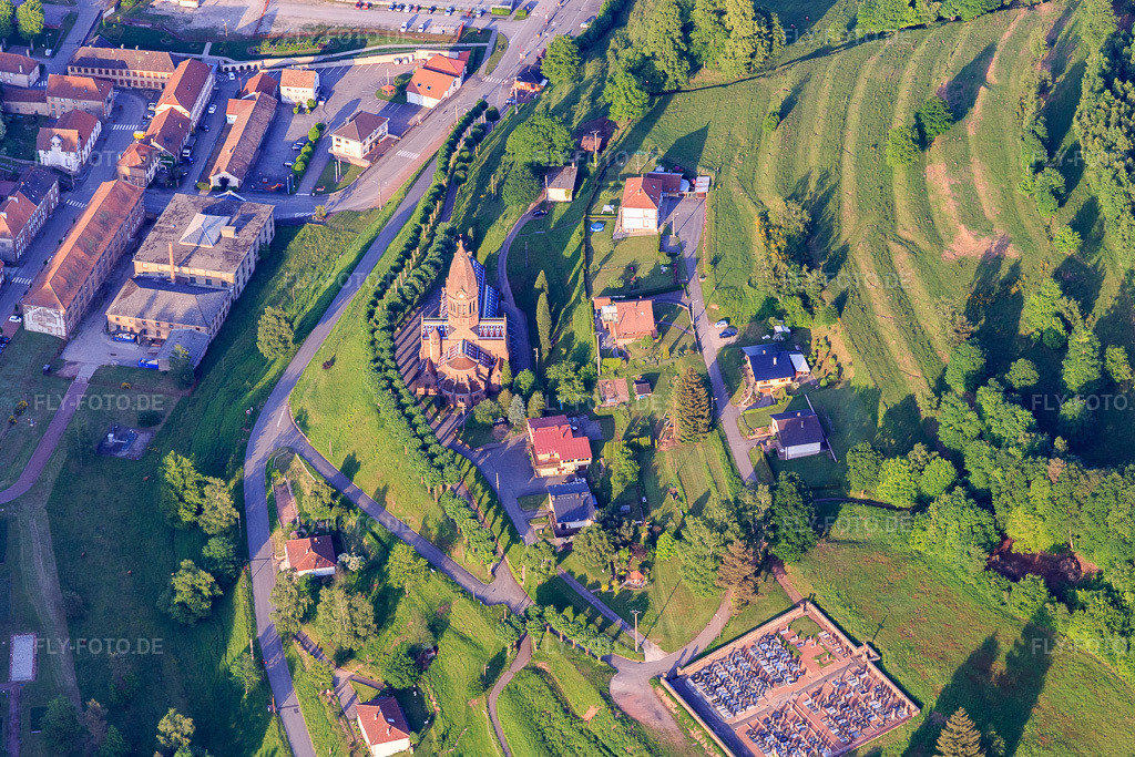 Luftbild: Friehof und Église Saint-Louis de Saint-Louis-lès-Bitche in Saint-Louis-lès-Bitche im Bundesland Moselle in Frankreich. – Foto: IMG_107269.jpg vom 18.05.2018 durch Werner Riehm/FLY-FOTO.de – Auflösung des Originals: 4733 x 3155 px – Archiprêtré de Rohrbach-lès-Bitche - Diocèse de Metz