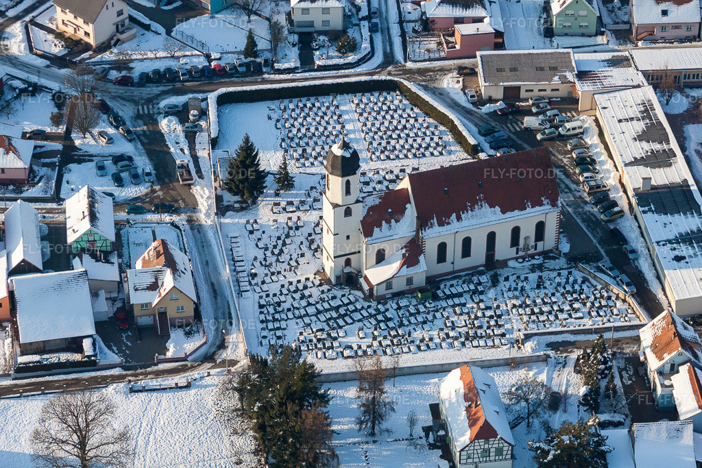 Luftbild: Die mit Schnee bedeckte Kirche und Friedhof in Mothern im Bundesland Bas-Rhin in Frankreich. – Foto: IMG_36604.jpg vom 05.01.2011 durch Werner Riehm/FLY-FOTO.de – Auflösung des Originals: 4752 x 3168 px