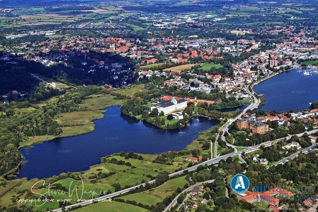 Luftbilder Ostseefjord Schlei, Schloss Gottorf, Anflug von Westen | Schloss Gottorf in Schleswig: Die erste schriftliche Erwähnung der Burg stammt aus dem Jahr 1160 unter Bischof Occo, als sie als Residenz der Bischöfe von Schleswig diente. Um das Jahr 1161 soll die Anlage nach einer Überlieferung des dänischen Chronisten Saxo Grammaticus zerstört worden sein, woraufhin die Residenz vermutlich nach Klein-Gottorf verlegt wurde.