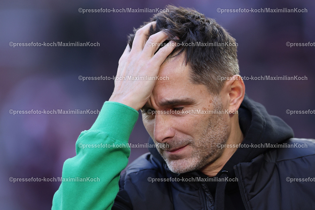 1FC30112402078 | 30.11.2024, Fußball, 1. FC Köln - Hannover 96, 2. Fußball Bundesliga, RheinEnergieSTADION, Saison 2024 2025: Trainer Stefan Leitl (Cheftrainer Hannover)DFB regulations prohibit any use of photographs as image sequences and or quasi-video.