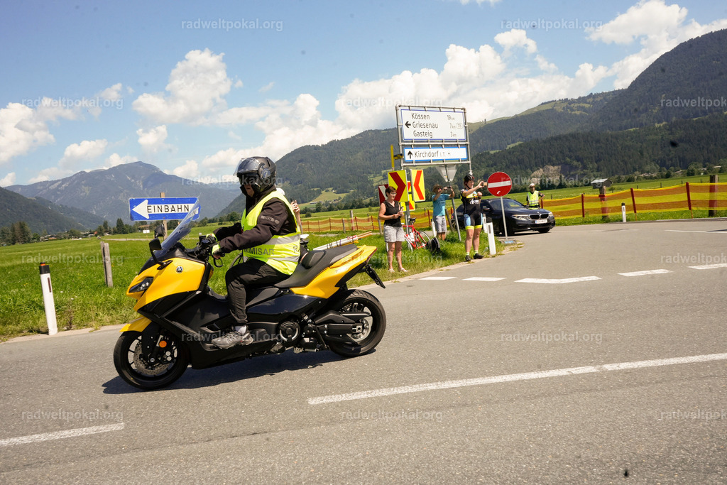 248_20230817_Bewerb_Maenner_Muehlanger | AUT - OESTERREICH, 2023-08-16: SPORT RENNRAD-FAHREN - 55. INTERNATIONALER RADWELTPOKAL IN ST. JOHANN IN TIROL  - Vintage-Radrennen mit WM-Bronze-Medaillen-Siegerin Christina Schweinberger, den Teilnehmer und Alexander Baumann (vom Orginastions-Team) - TAG 2 BEWERB MAENNER IN SECHS GRUPPEN  ; Foto: Roland Muehlanger