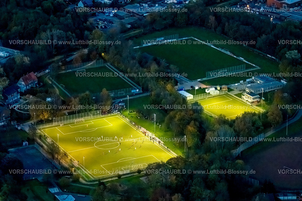 Hamm231103682Nacht | Luftbild, Nachtaufnahme, Fußballspiel im beleuchteten Adolf-Brühl-Stadion der Sport Gemeinschaft Bockum-Hövel 2013 e.V., umgeben von herbstlichen Laubbäumen, Bockum-Hövel, Hamm, Ruhrgebiet, Nordrhein-Westfalen, Deutschland