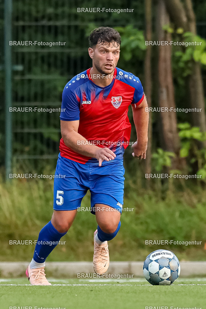 1_KFCWAT_20250723_0828.JPG -  - KFC Uerdingen - SG Wattenscheid 09 - Testspiel | Krefeld, Deutschland, 23.07.25: Ole Päffgen (KFC Uerdingen) in Aktion, am Ball, Einzelaktion waehrend des Testspiel Spiels zwischen KFC Uerdingen - SG Wattenscheid 09 in der Covestro Sportpark am 23. July 2025 in Krefeld, Deutschland. (Foto von Stefan Brauer/Brauer-Fotoagentur)