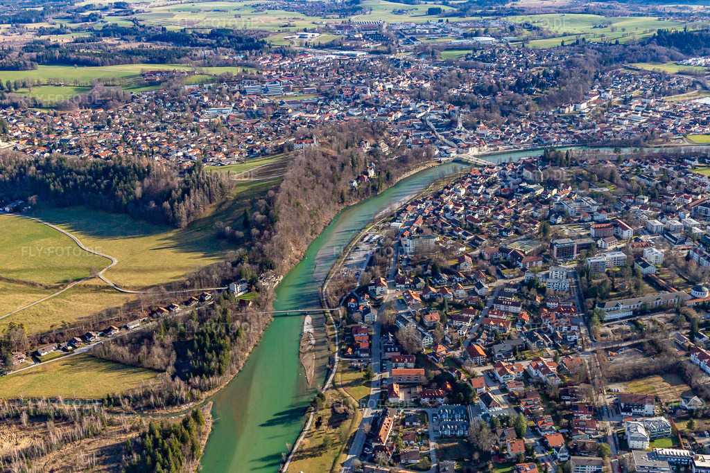 Luftbild: Verlauf der Isar in Bad Tölz im Bundesland Bayern in Deutschland. Foto: IMG_139459.jpg vom 27.12.2023 durch Werner Riehm/FLY-FOTO.de