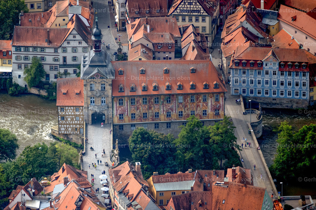 4060156 | BAMBERG 07.09.2021 Altstadtbereich und Innenstadtzentrum mit dem Alten Rathaus Bamberg zwischen Unterer Brücke und Oberer Brücke am Linken Regnitzarm in Bamberg im Bundesland Bayern, Deutschland. // Old Town area and city center with dem Alten Rathaus Bamberg between Unterer Bruecke and Oberer Bruecke on Linken Regnitzarm in Bamberg in the state Bavaria, Germany. Foto: Gerhard Launer