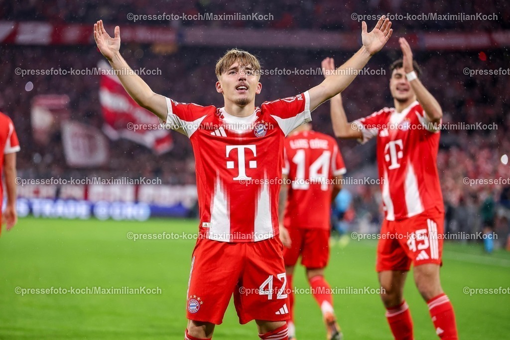 UCL22102501034 | 22.10.2025, Fußball, UEFA Champions League, FC Bayern München - Club Brügge, Allianz Arena, Saison 2025 2026: Torjubel nach dem Tor zum 1:0 durch Torschütze Lennart Karl (FC Bayern Muenchen #42) zusammen mit  Regulations prohibit any use of photographs as image sequences and or quasi-video.