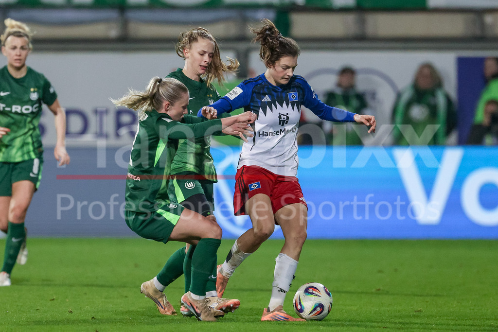 Fussball, Google Pixel Frauen-Bundesliga, VfL Wolfsburg - Hamburger SV | v.li.: Thea Bjelde (VfL Wolfsburg, 2), Vivien Endemann (VfL Wolfsburg, 25) und Lotta Wrede (Hamburger SV, 32) im Zweikampf, Duell, Dynamik, Aktion, Action, Spielszene, DIE DFB-RICHTLINIEN UNTERSAGEN JEGLICHE NUTZUNG VON FOTOS ALS SEQUENZBILDER UND/ODER VIDEOÄHNLICHE FOTOSTRECKEN. DFB REGULATIONS PROHIBIT ANY USE OF PHOTOGRAPHS AS IMAGE SEQUENCES AND/OR QUASI-VIDEO.
