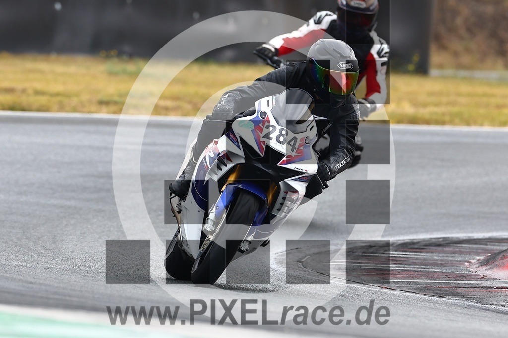 0284-20240909_00540 | Schöne Erinnerungen an spannende Momente - das festzuhalten ist unser Job. PIXELrace.de ist seit 2003 auf den Rennstrecken Europas unterwegs um die Action draußen beim Fahren und die wunderbare Stimmung imm Fahrerlager für euch einzufangen.