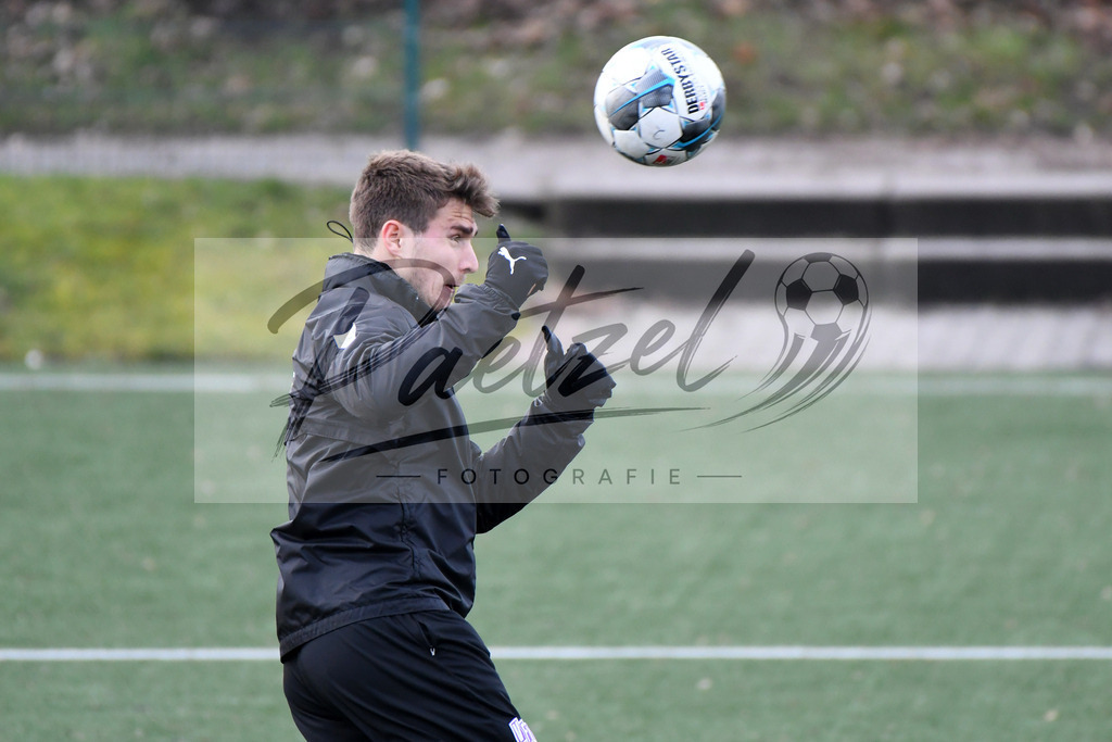 20200131_TRAOSN_0015 | Fußball, Herren: Benjamin Girth (VfL Osnabrueck) in Aktion, am Ball, Einzelaktion waehrend der Trainingseinheit des VfL Osnabrueck im Sportpark Illoshoehe am 31.01.2020 in Osnabrueck, Deutschland. - Realisiert mit Pictrs.com