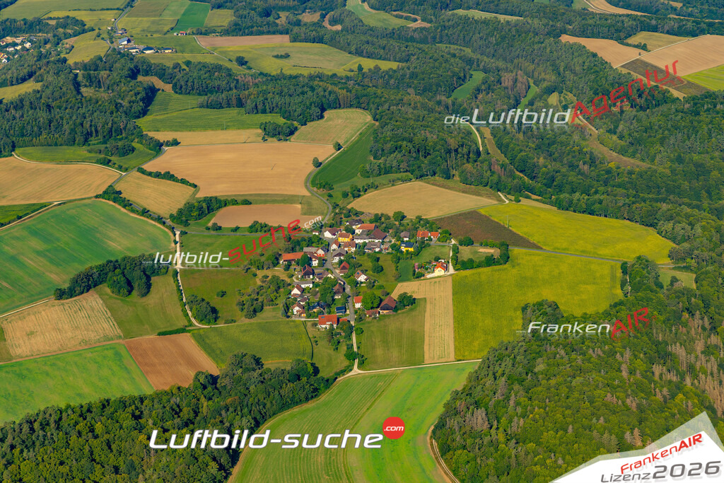 Das Luftbild zeigt : Volkmannsreuth Heiligenstadt - Die Luftaufnahme wurde 2024 vom UL-Flugzeug aus erstellt ( keine Drohne ) - Hochauflösende Luftaufnahme - Für grossformatige Ausdrucke geeignet. Die Geschenkidee !Mit Lizenz und Bildrechte bestellbar