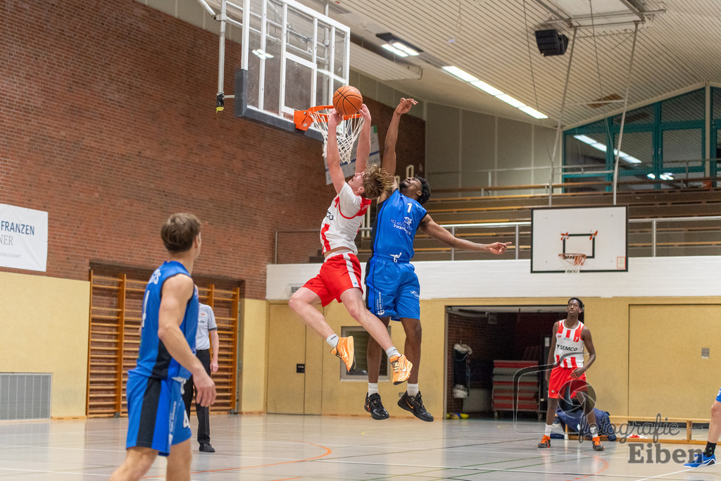 TSG Westerstede-Fortuna Logabirum | Basketball 2. Regionalliga; TSG Westerstede 2 (weiß)- Fortuna Logabirum (blau) am 12.12.2025 in Westerstede (Hössensportzentrum), Photo: Philip Eiben 2025 - Realisiert mit Pictrs.com