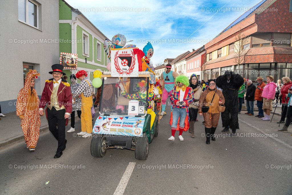 Umzug2025-069_8953 | Fotostrecke: FASCHINGSUMZUG 2025 in Loosdorf. 22 Masken(gruppen)-Teilnehmer: Loosdorfer Vereine, Wirtschaftstreibende, Gemeindeabordnungen sowie Kreditinstitute. rund 700 Besucher entlang der Hauptstrasse. Veranstaltungs-Sicherung durch Mannschaft der FF-Loosdorf mit schwerem Gerät. Maskenprämierung am EKZ-Platz durch Bgm. Thomas Vasku in den Kategorien: Bester Festwagen (Fa. gkonzept-Groissenberger; Beste Personengruppe-ASK-Loosdorf; Beste Einzelperson; Weiteste Anreise-FF Schollach;
