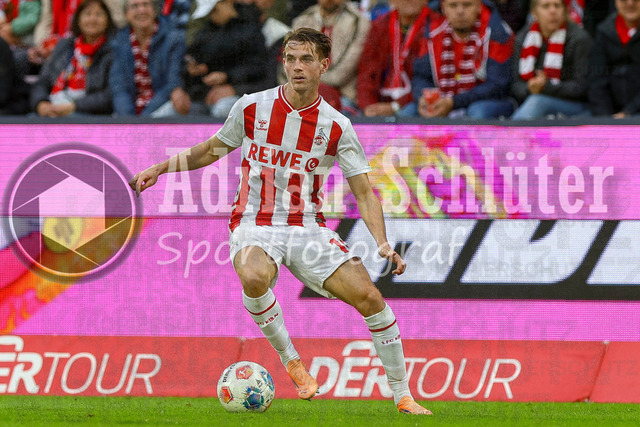 1. FC Köln vs FC Augsburg - 1. Bundesliga  | Köln, Deutschland, 18.10.25:   Jakub Kaminski (1. FC Köln) in Aktion am Ball, Einzelaktion waehrend des Spiels der 1. Bundesliga zwischen  1. FC Köln vs FC Augsburg im RheinEnergieStadion(Foto von Brauer-Fotoagentur / Adrian Schlueter)