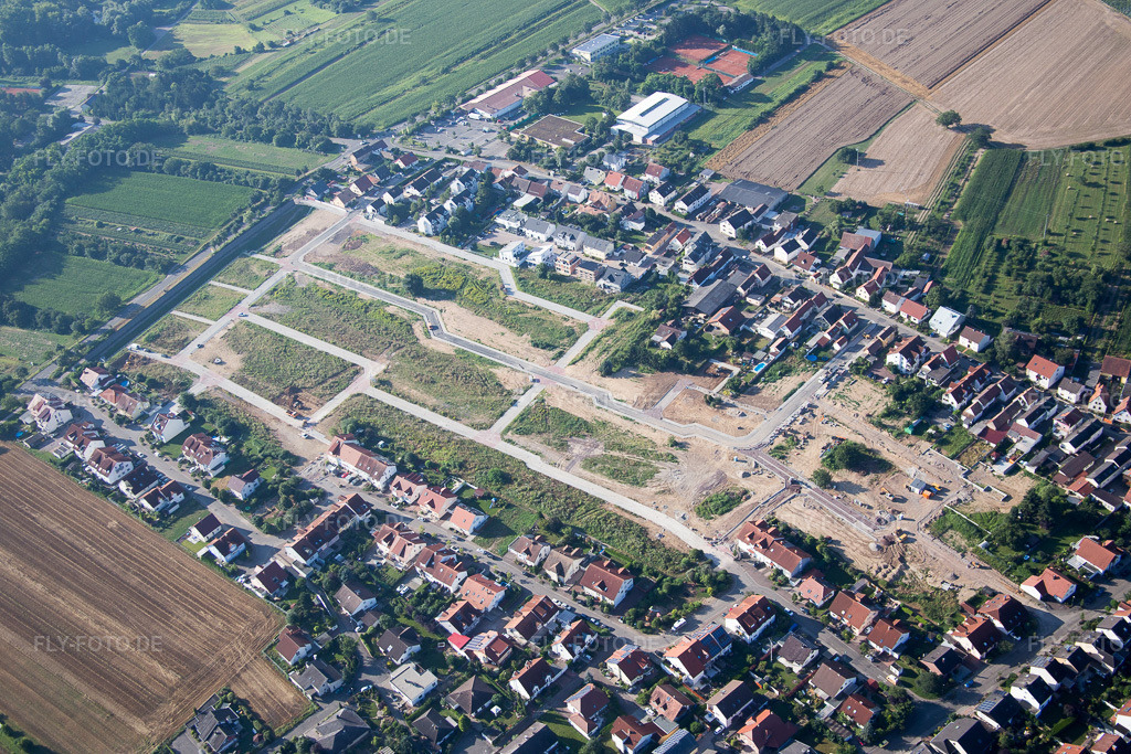 Luftbild: Neubaugebiet Am Römerberg im Ortsteil Heiligenstein in Römerberg im Bundesland Rheinland-Pfalz in Deutschland. Foto: IMG_092460.jpg vom 01.08.2016 durch Werner Riehm/FLY-FOTO.de