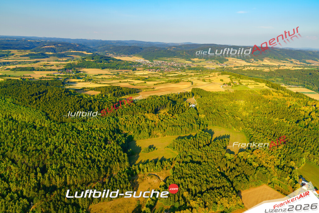 Die Luftbildaufnahme Kreuzberg - Marktrodach wurde 2018 mittels Flugzeug (keine Drohne) erstellt. Perfekte Schärfe und Druck- Auflösung- Garantiert!