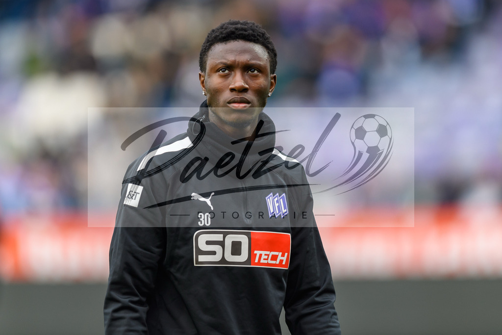 OSNTSV20211106_087 | Fussball, Herren: Aaron Opoku (VfL Osnabrueck) in Aktion, am Ball, Einzelaktion bei dem Spiel der 3. Liga zwischen VfL Osnabrueck und TSV 1860 Muenchen im Stadion an der Bremer Bruecke am 06.11.2021 in Osnanbrueck, Deutschland.DFB / DFL REGULATIONS PROHIBIT ANY USE OF PHOTOGRAPHS AS IMAGE SEQUENCES AND/OR QUASI-VIDEO. - Realisiert mit Pictrs.com
