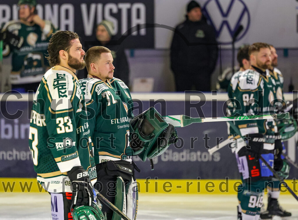 2026-01-23_011_TSV_Erding_gegen_SC_Riessersee | Erding, Deutschland, 23.01.2026:Eishockey, Oberliga Süd 2025 / 2026, 40. Spieltag, TSV Erding gegen SC Riessersee, Endergebnis: 6:5 n.V.Marc Schmidpeter (Erding Gladiators, #33), Torwart David Zabolotny (Erding Gladiators, #72)Foto: Christian Riedel / fotografie-riedel.net