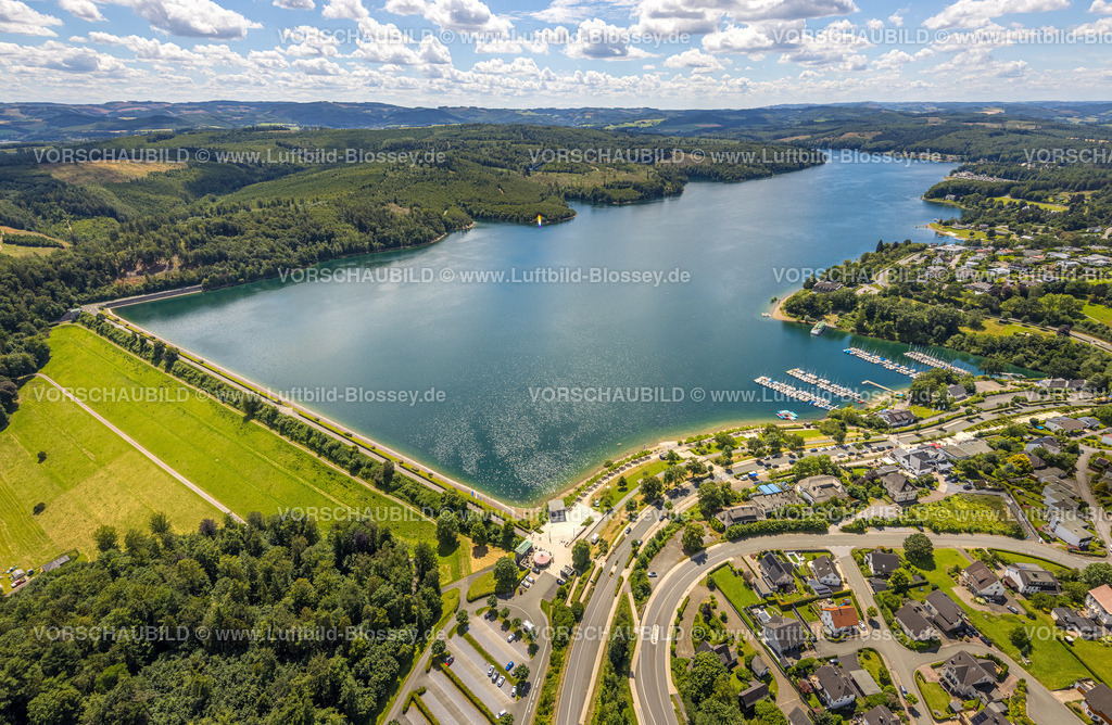 Sundern240708482 | Luftbild, Sorpetalsperre und Staumauer Damm, Uferbereich mit Waldgebiet, Wohnen und Leben, Fernsicht und blauer Himmel mit Wolken, Langscheid, Sundern, Sauerland, Nordrhein-Westfalen, Deutschland