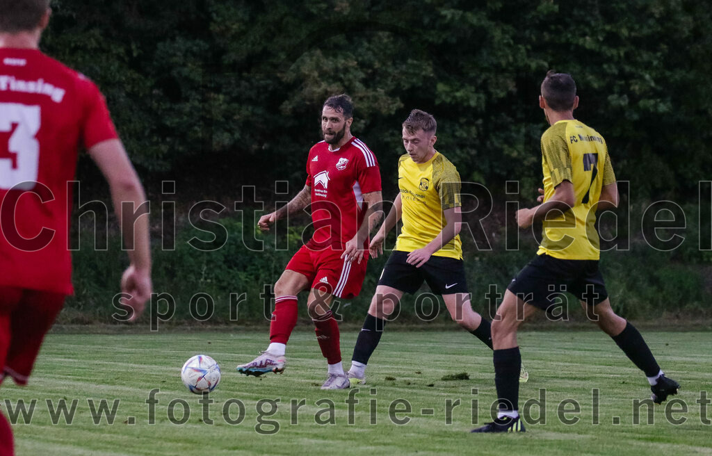 2023-09-07_084_FC_Finsing_gegen_FC_Moosinning_II | Finsing, Deutschland, 07.09.2023:
Fußball, Kreisliga 2023 / 2024, 8. Spieltag, FC Finsing gegen FC Moosinning II, Endergebnis: 3:0

Markus Rickhoff (FC Finsing, #7), Mats Behrens (FC Moosinning, #15), Maximilian Henneberger (FC Moosinning, #7)

Foto: Christian Riedel / fotografie-riedel.net