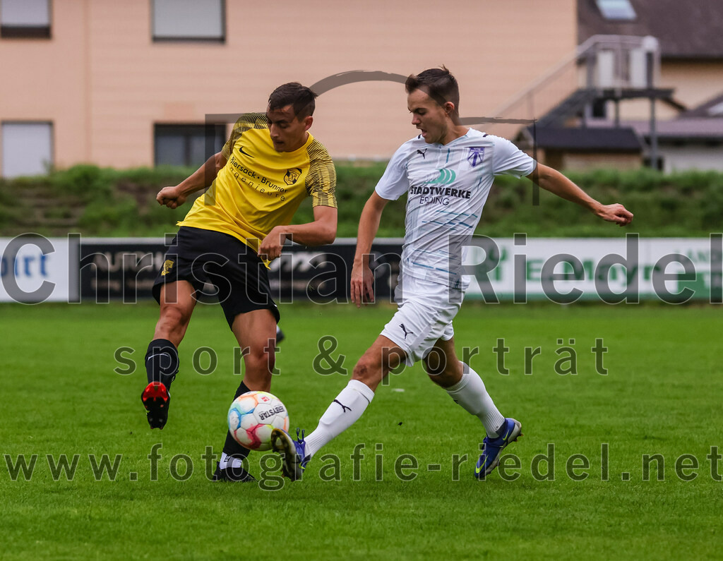 2023-08-09_116_FC_Moosinning_II_gegen_SpVgg_Altenerding | Moosinning, Deutschland, 09.08.2023:
Fußball, Kreisliga 2023 / 2024, 3. Spieltag, FC Moosinning II gegen SpVgg Altenerding, Endergebnis: 1:1

Maximilian Henneberger (FC Moosinning, #7), Johannes Irl (SpVgg Altenerding, #17)

Foto: Christian Riedel / fotografie-riedel.net