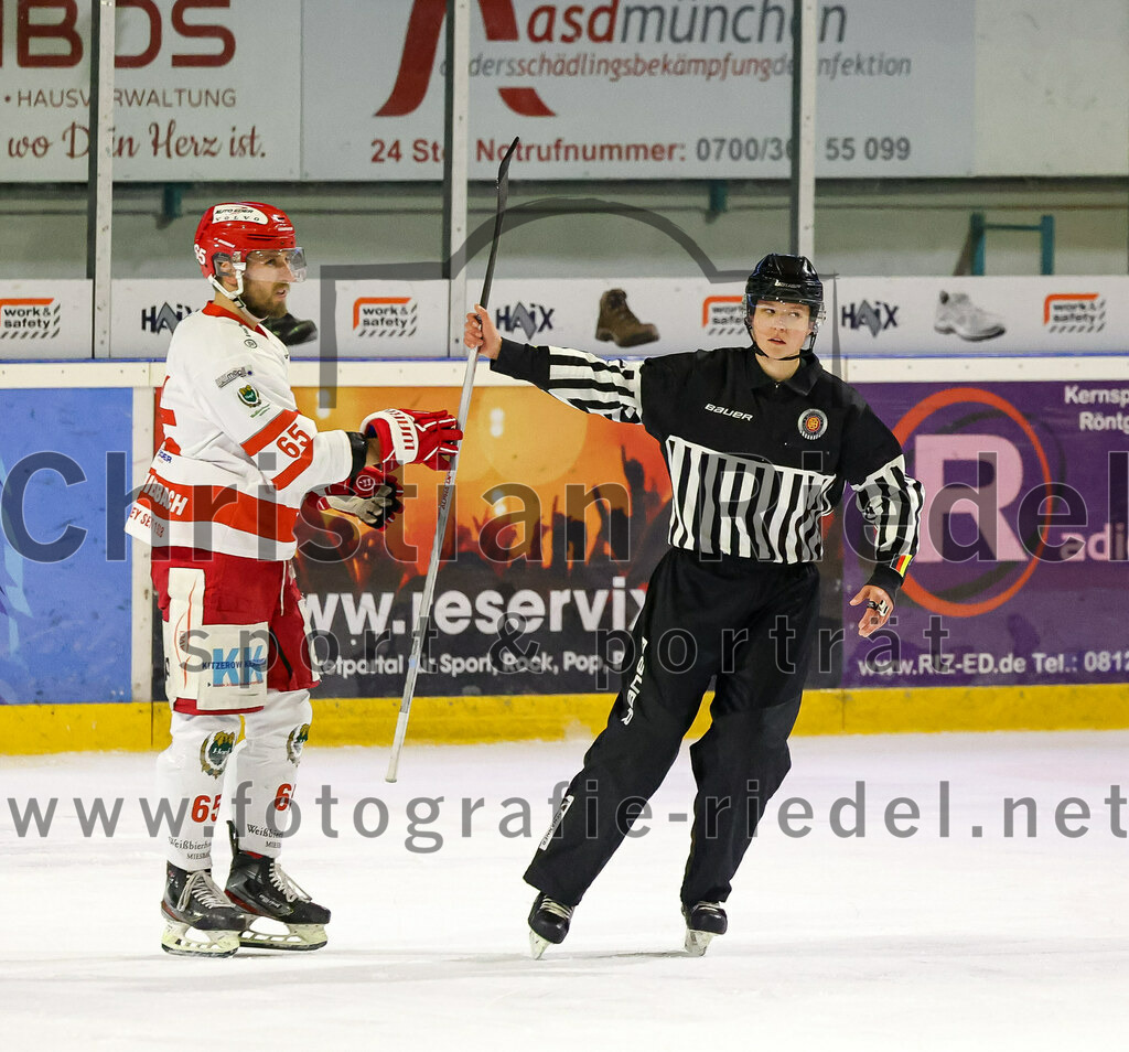 2023-03-19_035_TSV_Erding_gegen_TEV_Miesbach | Erding, Deutschland, 19.03.2023:
Eishockey, Bayernliga Playoffs 2022 / 2023, Halbfinale, TSV Erding gegen TEV Miesbach, Endergebnis: 

Maximilian Hüsken (TEV Miesbach, #65), Schiedsrichterin Lara Fischer

Foto: Christian Riedel / fotografie-riedel.net