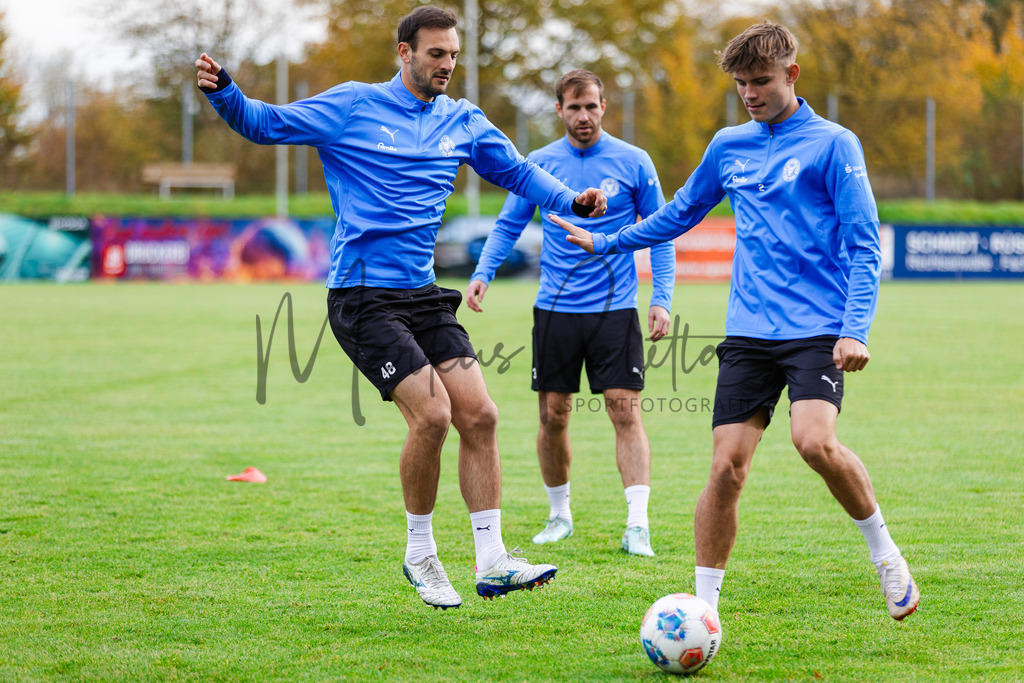 2. Bundesliga, Saison 2025/26, 11. Spieltag: SC Preußen Münster - Holstein Kiel | Münster, 31.10.2025: 2. Bundesliga, 11. Spieltag, Holstein Kiel schwitzt im Sportpark Gievenbeck in Münster an. Foto: sportfotografie.ms | Markus Paletta - Realisiert mit Pictrs.com