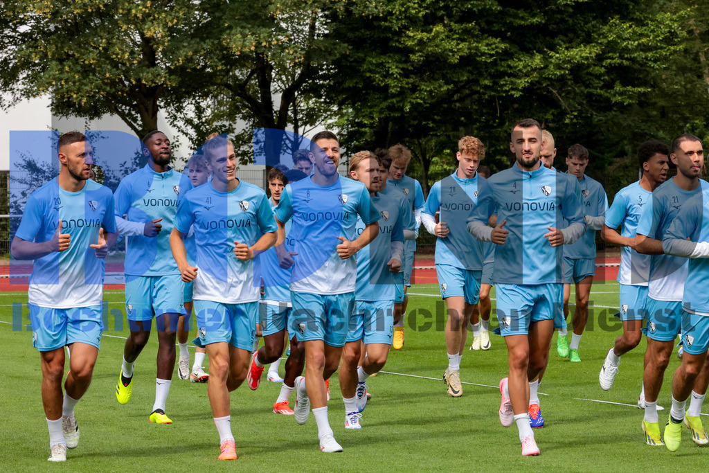 1. Fussball Bundesliga:  Trainingsauftakt VfL Bochum 1848 {date} -  | {headline}(Foto: Sebastian Sendlak / BOND)DFL regulations prohibit any use of photographs as image sequences and/or quasi-videos. - Realisiert mit Pictrs.com