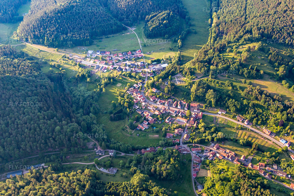 Luftbild: Ortsansicht der Straßen und Häuser der Wohngebiete in Bobenthal im Bundesland Rheinland-Pfalz in Deutschland. Foto: IMG_080320.jpg vom 05.06.2015 durch Werner Riehm/FLY-FOTO.de
