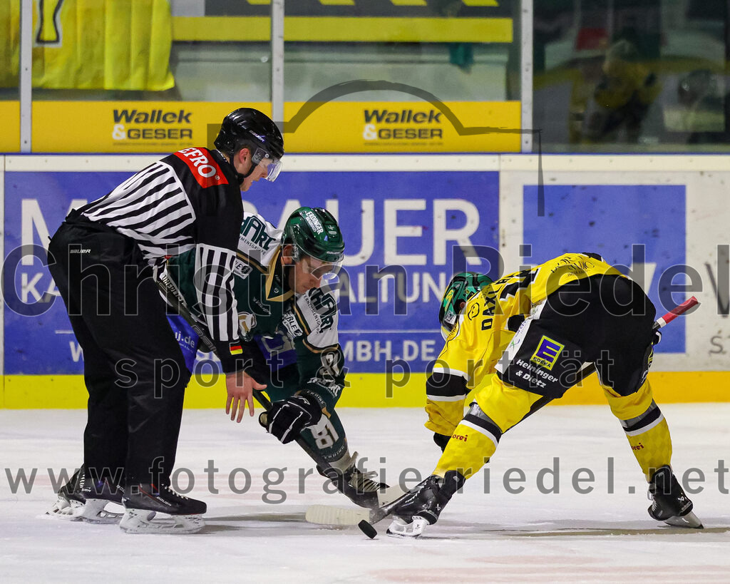 2025-12-19_100_TSV_Erding_gegen_Toelzer_Loewen | Erding, Deutschland, 19.12.2025:Eishockey, Oberliga Süd 2025 / 2026, 27. Spieltag, TSV Erding gegen Tölzer Löwen, Endergebnis: 2:5Maximilian Forster (Erding Gladiators, #81), Dominik Daxlberger (Tölzer Löwen, #17)Foto: Christian Riedel / fotografie-riedel.net