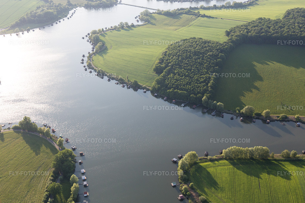 Aerial view: Puttelange-aux-Laxs, étange biscornu in Grundviller in the state Moselle, France. – Photo: IMG_107364.jpg taken on 05/19/2018 by Werner Riehm/FLY-FOTO.com – Resolution of the original: 5160 x 3440 px