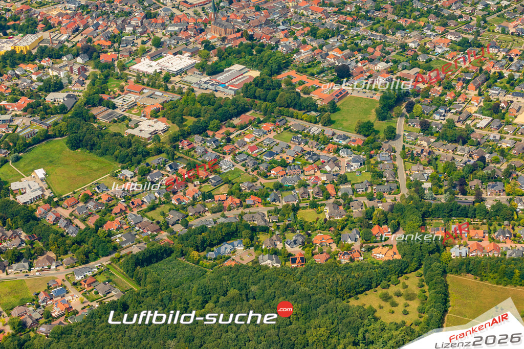 Stadt Dinklage von Oben- Die Luftaufnahme wurde 2025 vom UL-Flugzeug heraus erstellt ( keine Drohnenaufnahme ) - Hochauflösende Luftaufnahme - für Wandbilder und großformatige Ausdrucke geeignet. Das besondere Geschenk!Hier alle&nbsp;Infos zur Lizenzierung der LuftaufnahmeWir fliegen auch dieses Jahr wieder in Ihre Region um Luftbilder zu erstellen.- Luftbild anfragen
