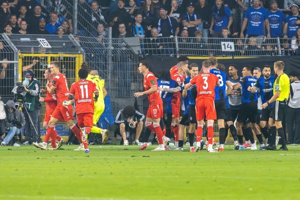 Fußball DFB-Pokal 2026/27, 1. Runde: Waldhof Mannheim gegen 1. FC Kaiserslautern | Fußball DFB-Pokal 2026/27, 1. Runde: Waldhof Mannheim gegen 1. FC Kaiserslautern***Hitzige Rudelbildung zwischen den Spielern beider Mannschaften nach dem Ende der regulären Spielzeit - Realisiert mit Pictrs.com