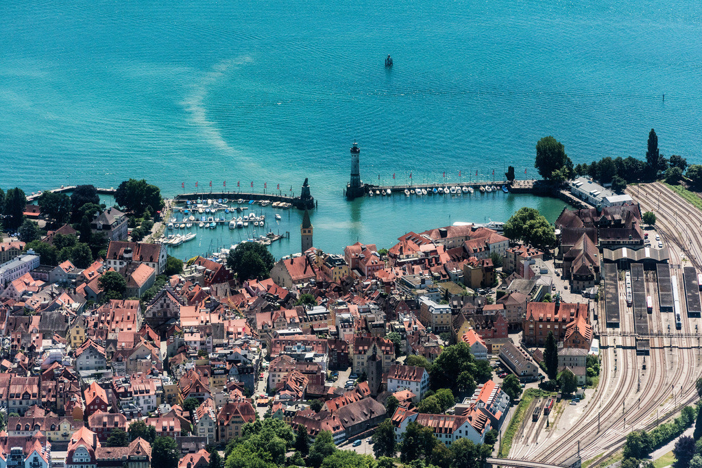 dr__0019122.jpg | LINDAU (BODENSEE) 04.07.2017 Ortskern am Uferbereich des Bodensee in Lindau (Bodensee) im Bundesland Bayern, Deutschland. // Village on the banks of the area Lake Constance in Lindau (Bodensee) in the state Bavaria, Germany. Foto: Daniel Reiter