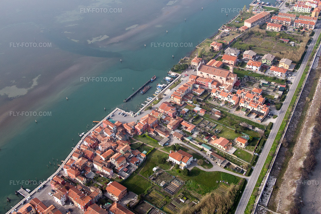 Aerial view: View of the town in San Pietro in Volta in the state Veneto, Italy. – Photo: IMG_087465.jpg taken on 04/06/2016 by Werner Riehm/FLY-FOTO.com – Resolution of the original: 5472 x 3648 px