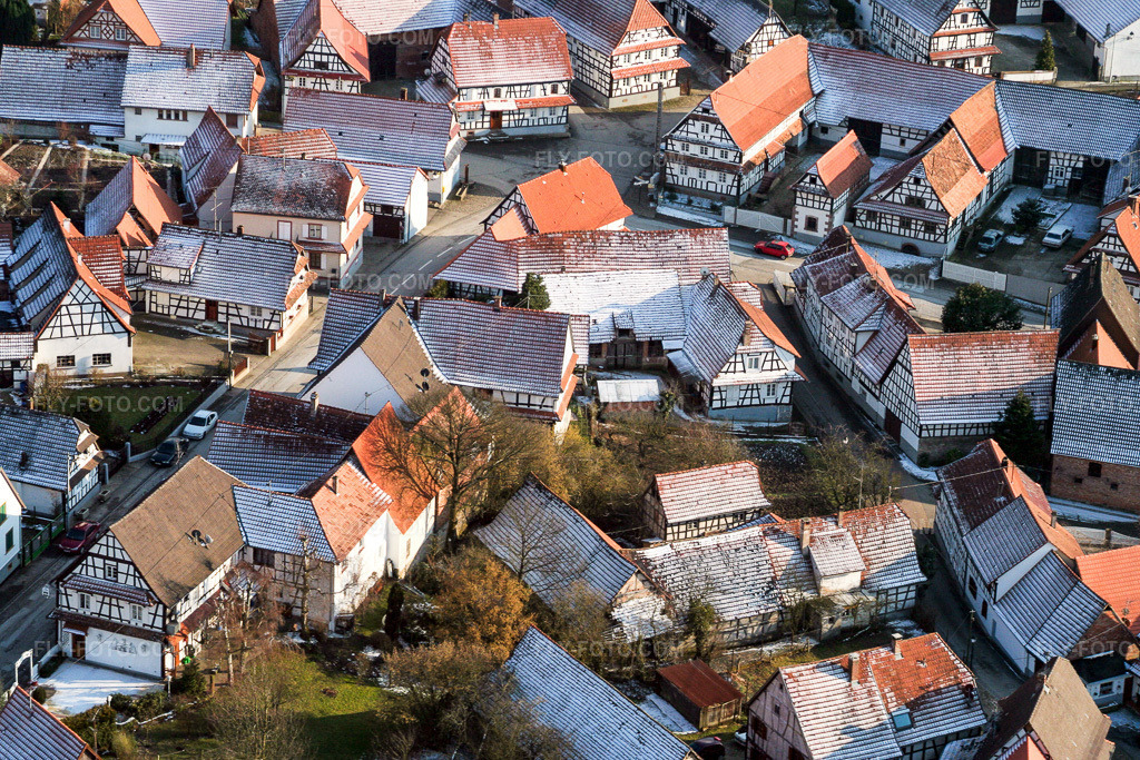 Aerial view: Wintery snow-covered half-timbered houses in the old town area in Hunspach in the state Bas-Rhin, France.Photo: IMG_1217.jpg taken on 03/12/2006 by Werner Riehm/FLY-FOTO.comResolution of the original: 3456 x 2304 px