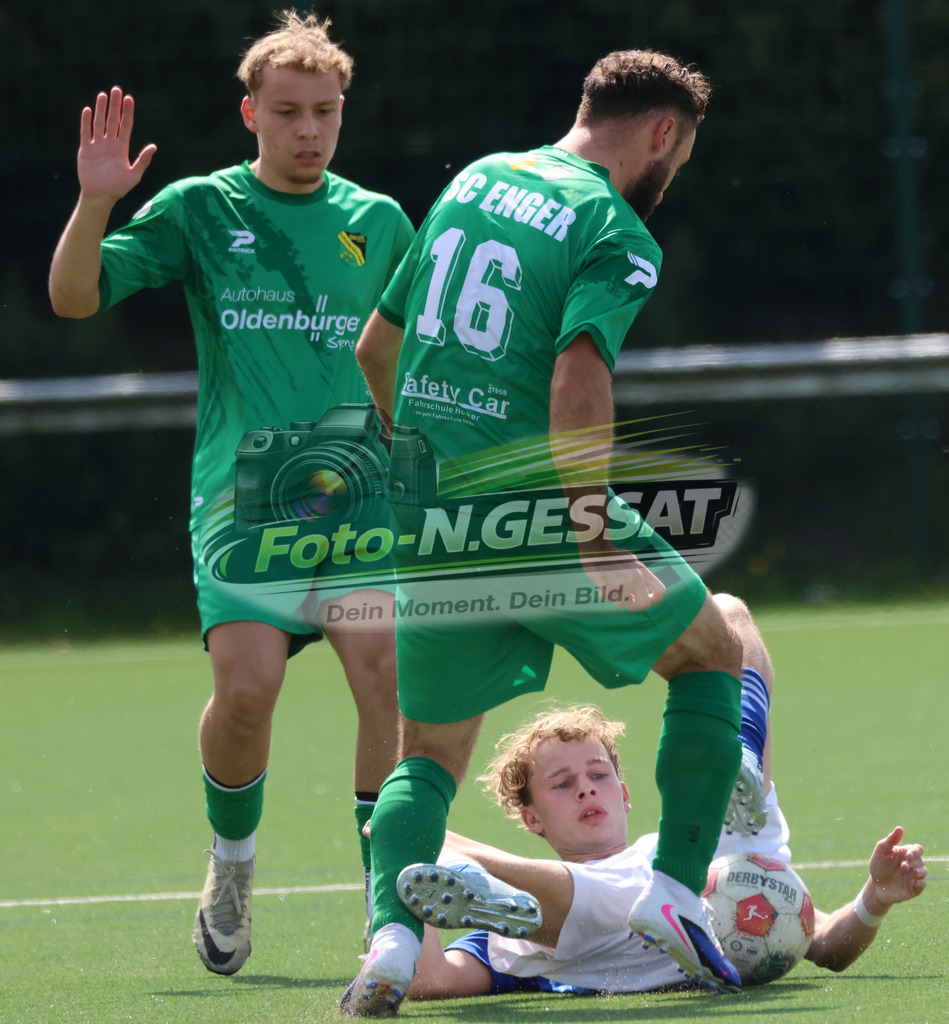 SC Enger - TuS Bruchmühlen | Auf dem Bild zu sehen: grün SC Enger v.l.: Alexander Geiger, Alexander Tiefenbach ; blau TuS Bruchmühlen: Ben Joris MeyerSC Enger, TuS Bruchmühlen, Saison 25/26, Kreisliga A, Enger, Deutschland - Realisiert mit Pictrs.com
