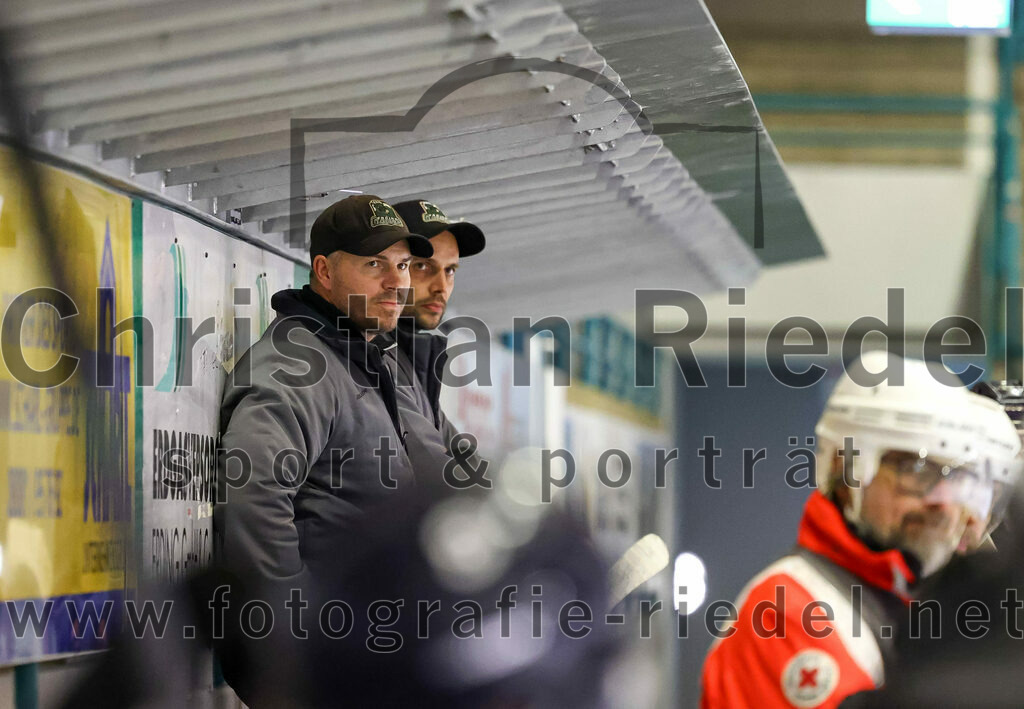 2022-12-04_075_TSV_Erding_gegen_EHC_Klostersee | Erding, Deutschland, 04.12.2022:
Eishockey, Bayernliga U17 2022 / 2023, 11. Spieltag, TSV Erding gegen EHC Klostersee, Endergebnis: 3:5

Trainer Bernhard Bittel (Erding Gladiators)

Foto: Christian Riedel / fotografie-riedel.net