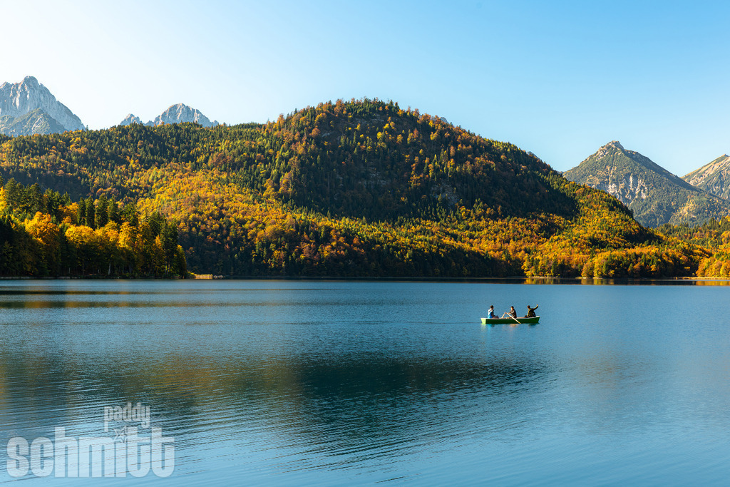 Kleiner Alpsee mit Boot vor Bergkulisse | Idyllische Aufnahme vom Kleinen Alpsee mit einem Boot auf dem ruhigen Wasser vor der beeindruckenden Bergkulisse. Eine typische Allgäuer Landschaftsszene mit natürlicher und entspannter Atmosphäre. - Realisiert mit Pictrs.com