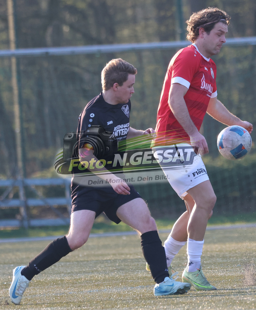 Bünder SV - TV Elverdissen | Auf dem Bild zu sehen: rot Bünder SV: Mirco Henseler ; schwarz TV Elverdissen: Fabian EbelingBünder SV, TV Elverdissen, Saison 25/26, Kreisliga A, Deutschland - Realisiert mit Pictrs.com