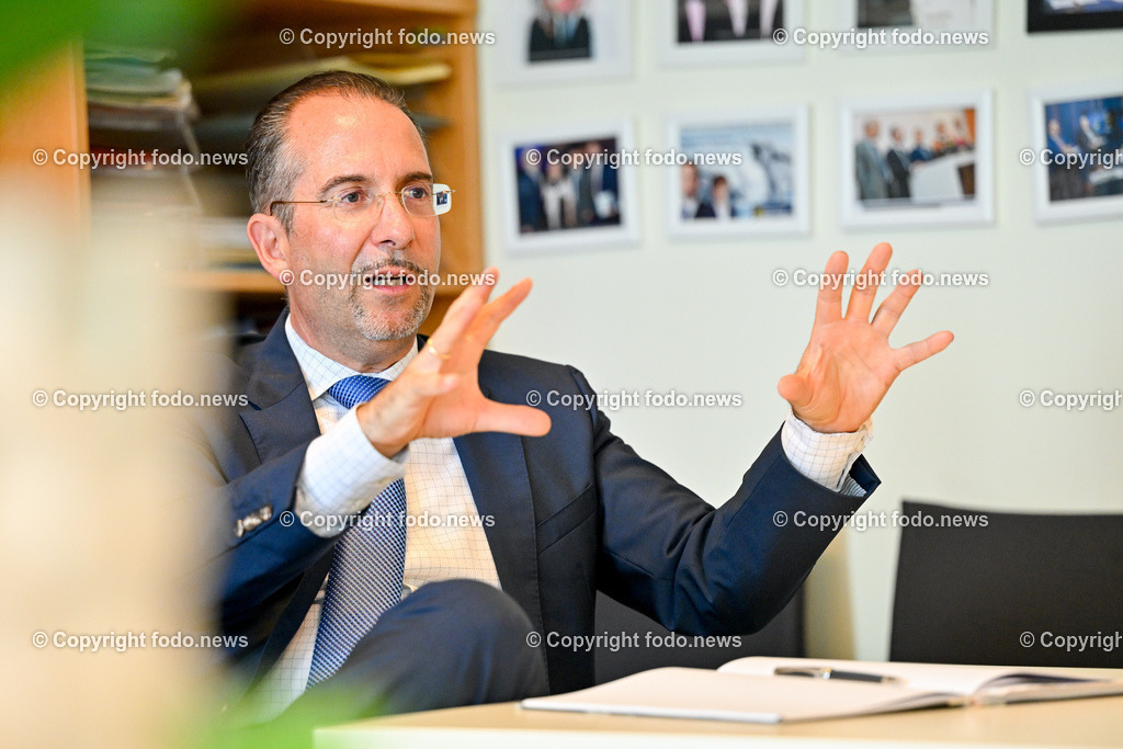 Teodoro Cocca_ JKU Asset Management_ 17.07.2023-20 | 17.07.2022, Johannes Kepler Universität Linz, AUT, Teodoro Cocca, JKU Asset Management,  im Bild Univ.-Prof. Dr. Teodoro Cocca (Stv. Institutsvorstand und Leiter der Abteilung für Asset Management)
