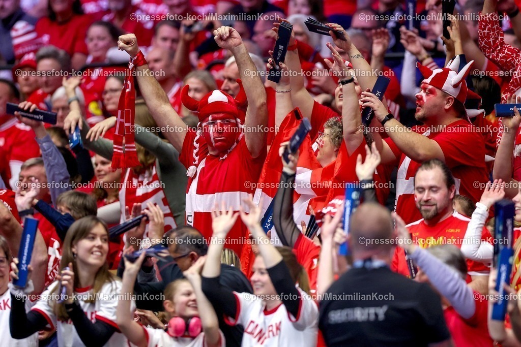 EHF24012602074 | 24.01.2026, Handball, Men's EHF EURO 2026, Dänemark -Spanien, Jyske Bank Boxen in Herning, Dänemark, Main Round: Dänische Fans feuern die Mannschaft auf der Tribüne an